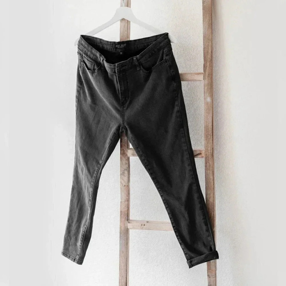 Judy Blue Denim Sz 32 Black Jeans MidRise Cropped Jeans Non-Distressed Stretchy - Picture 3 of 9